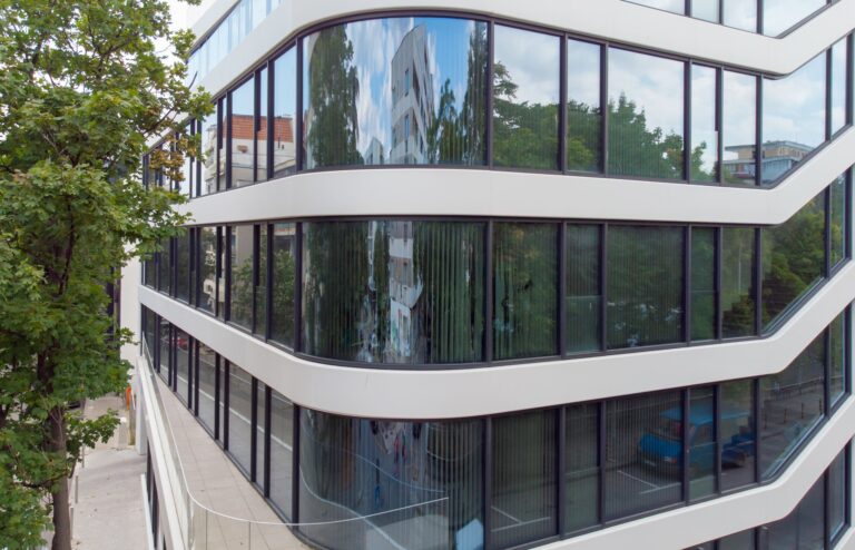 Bürogebäude mit Glasfassade (Symbolbild)