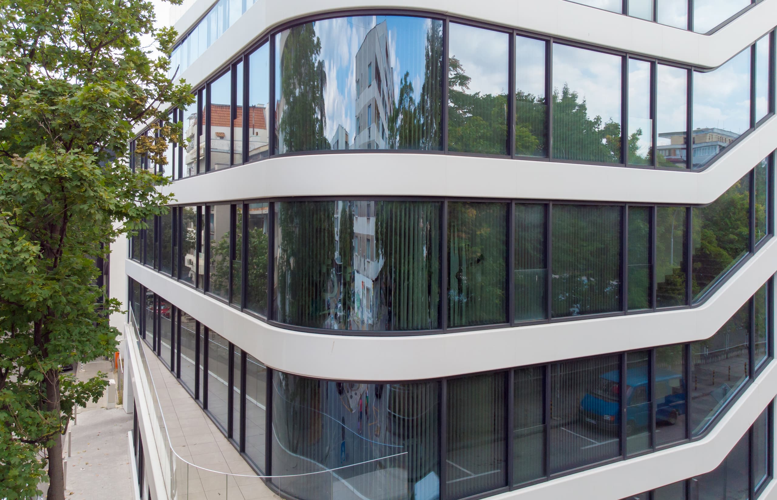 Bürogebäude mit Glasfassade (Symbolbild)