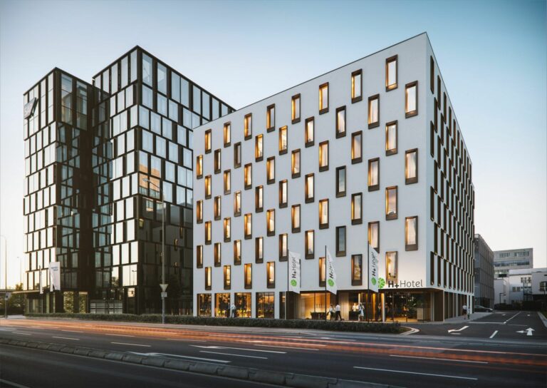 Hotel H+ Eschborn, Außenansicht – LEED Gold zertifiziert
